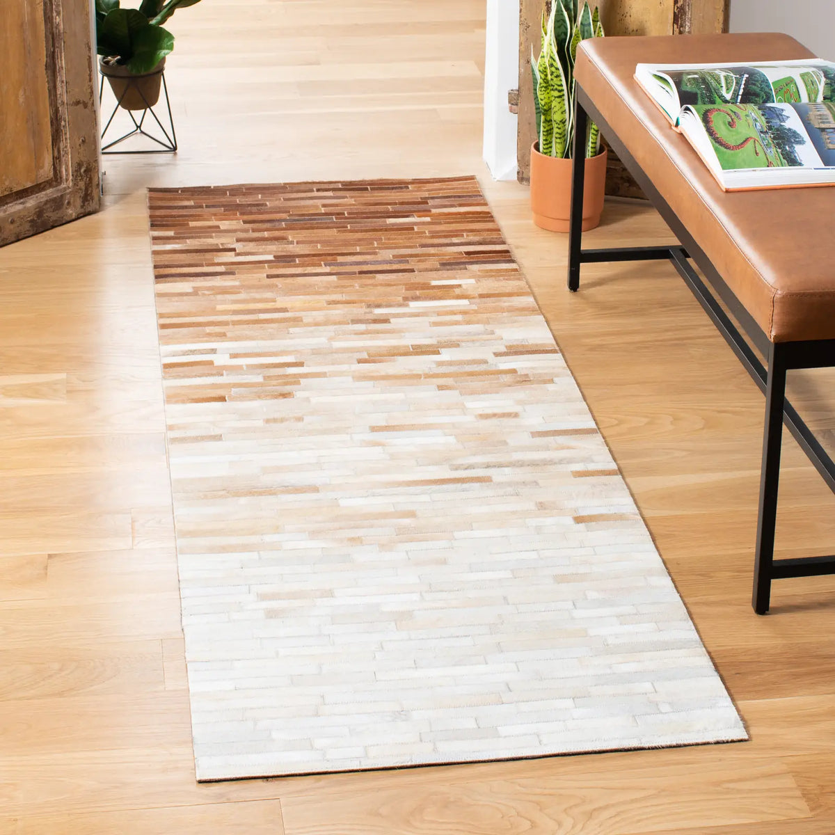 Safavieh Studio Leather 2'-3" x 7'-0" Rug in Ivory / Brown