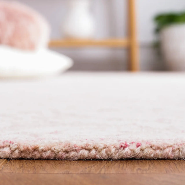 Safavieh Blossom 4'-0" x 6'-0" Rug in Pink / Ivory