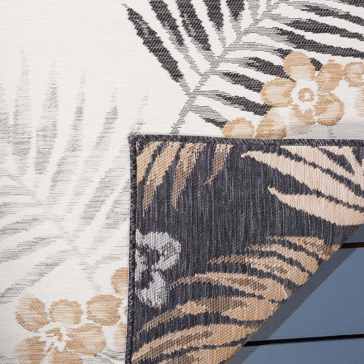 Safavieh Sunrise 4'-0" x 5'-7" Rug in Ivory / Grey Black