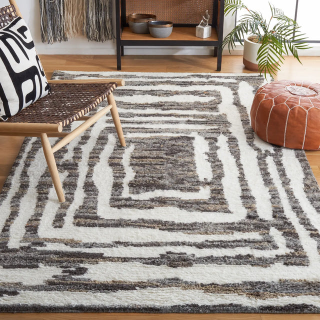 Safavieh Casablanca 4'-0" x 6'-0" Rug in Ivory / Charcoal