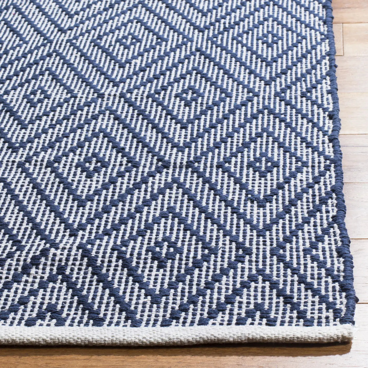 Safavieh Montauk 5'-0" x 8'-0" Rug in Navy / Ivory
