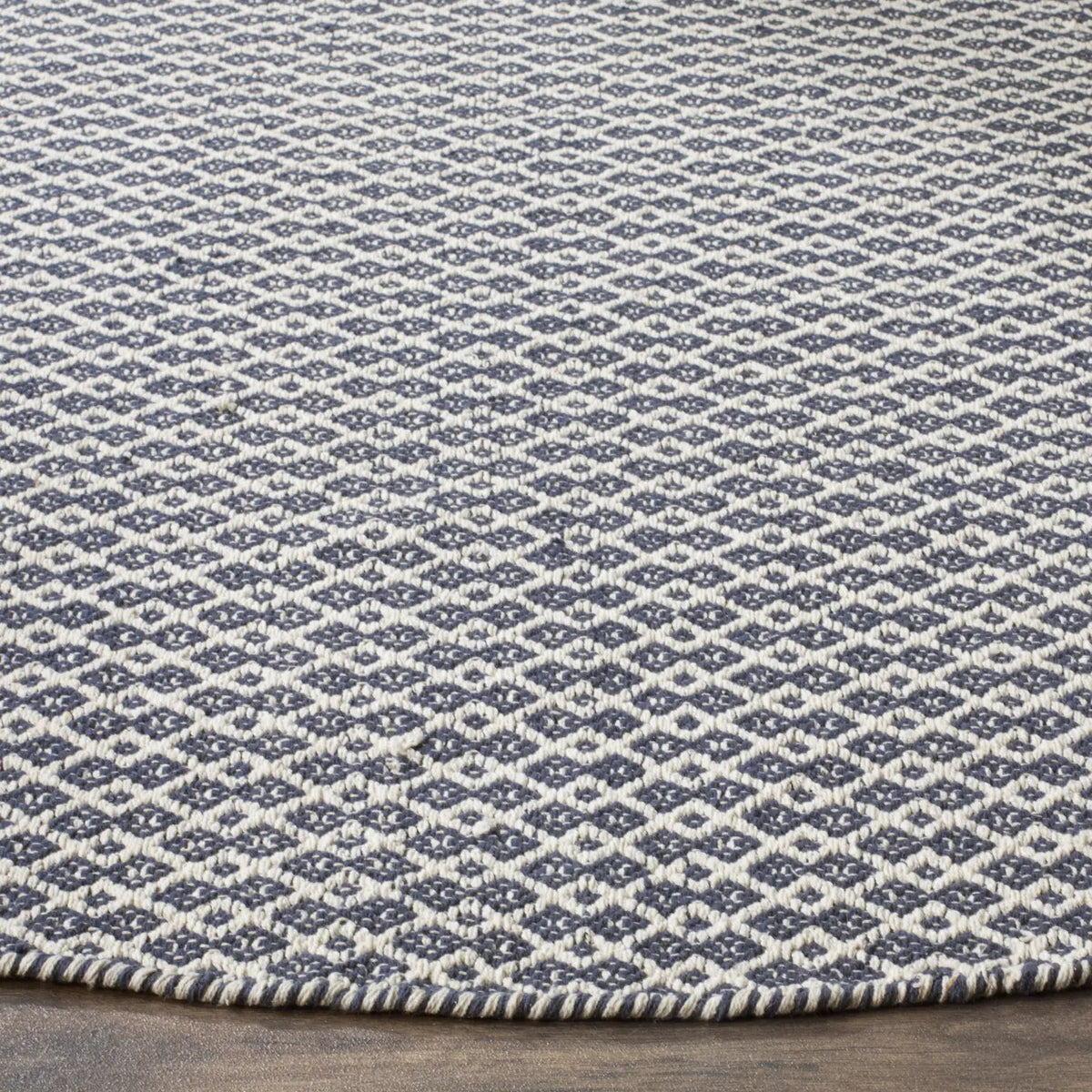 Safavieh Montauk 6'-0" x 6'-0" Rug in Ivory / Navy