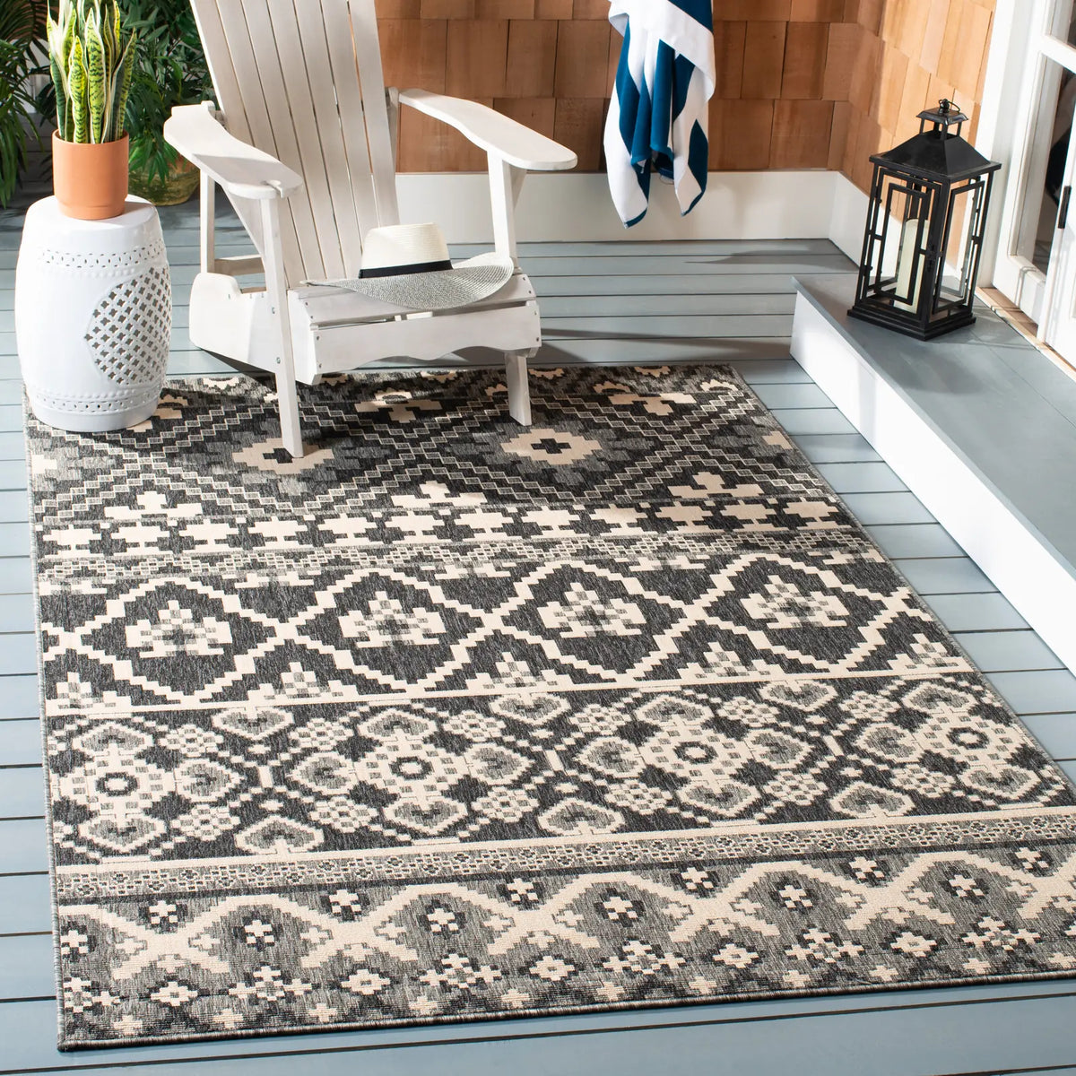Safavieh Veranda 4'-0" x 5'-7" Rug in Grey / Beige