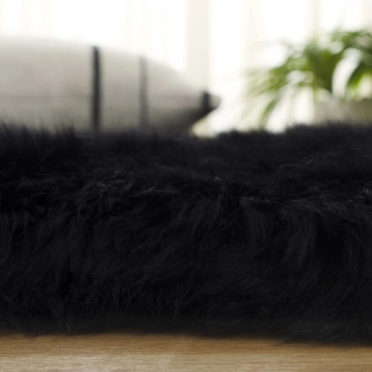 Safavieh Sheep Skin 5'-5" x 7'-7" Rug in Midnight Black