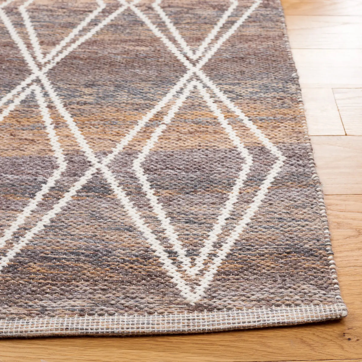 Safavieh Kilim 4'-0" x 6'-0" Rug in Brown / Grey
