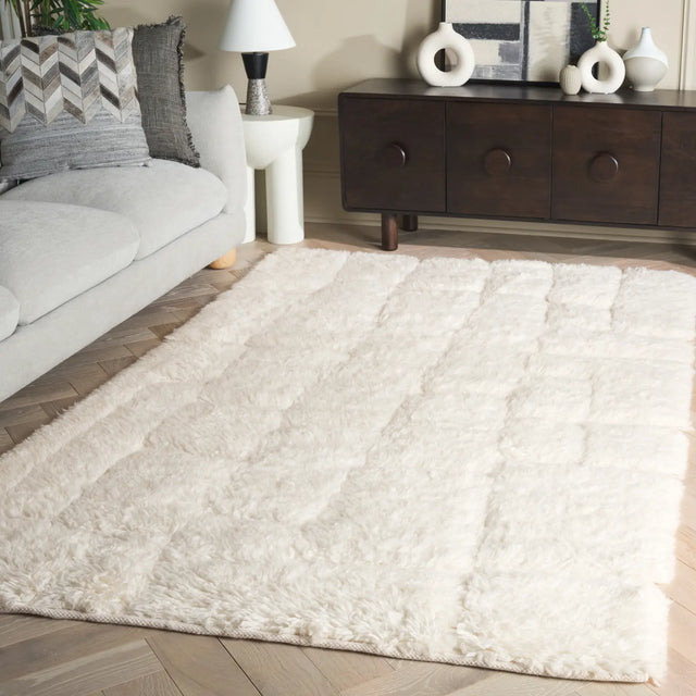 Safavieh Casablanca 4'-0" x 6'-0" Rug in Ivory