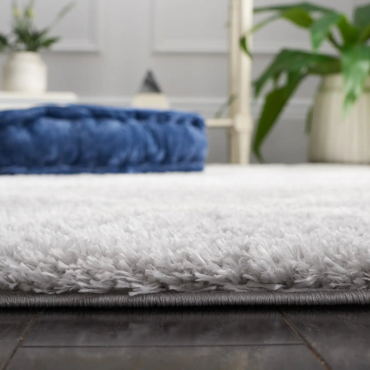 Safavieh Tahoe Shag 4'-0" x 6'-0" Rug in Light Grey / White