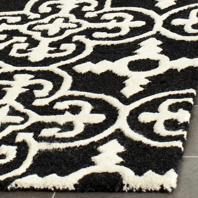 Safavieh Cambridge 2'-6" x 10'-0" Rug in Black / Ivory