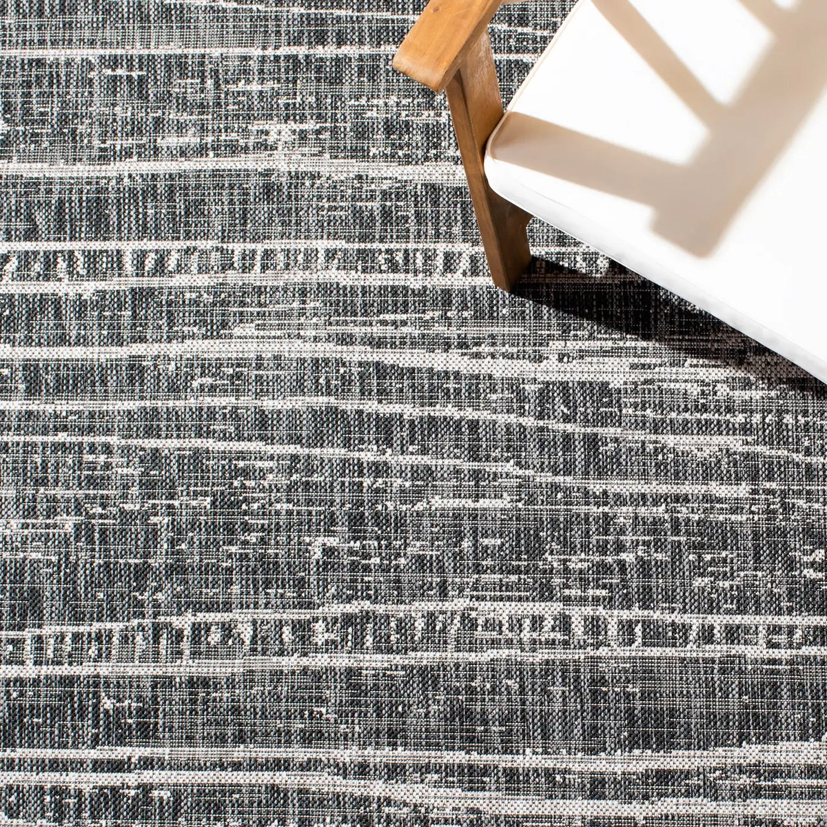 Safavieh Courtyard 4'-5" x 6'-5" Rug in Black / Ivory