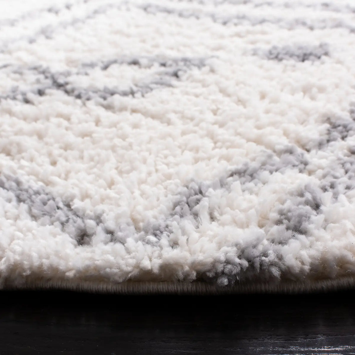 Safavieh Parma Shag 6'-7" x 6'-7" Rug in Cream / Grey