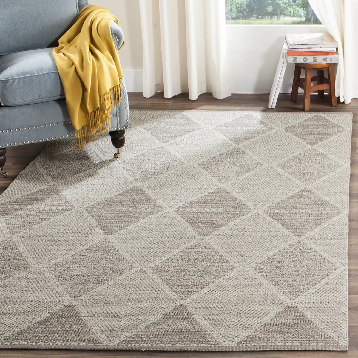 Safavieh Montauk 4'-0" x 6'-0" Rug in Grey