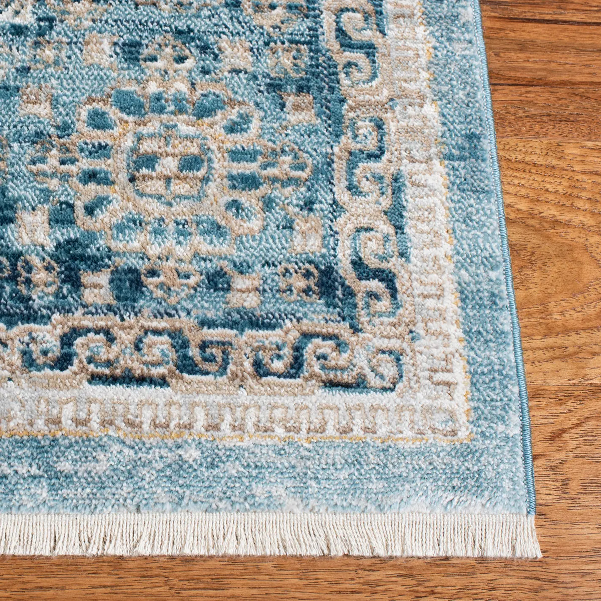 Safavieh Victoria 4'-0" x 6'-0" Rug in Blue / Ivory