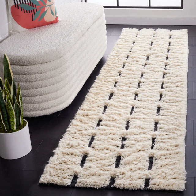 Safavieh Casablanca 2'-3" x 9'-0" Rug in Black / Ivory