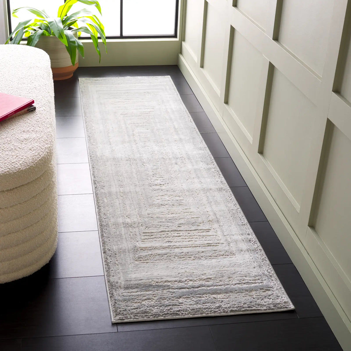 Safavieh Saylor 100 2'-0" x 8'-0" Rug in Grey / Ivory