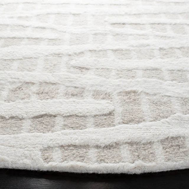 Safavieh Manhattan 6'-0" x 6'-0" Rug in Beige / Ivory