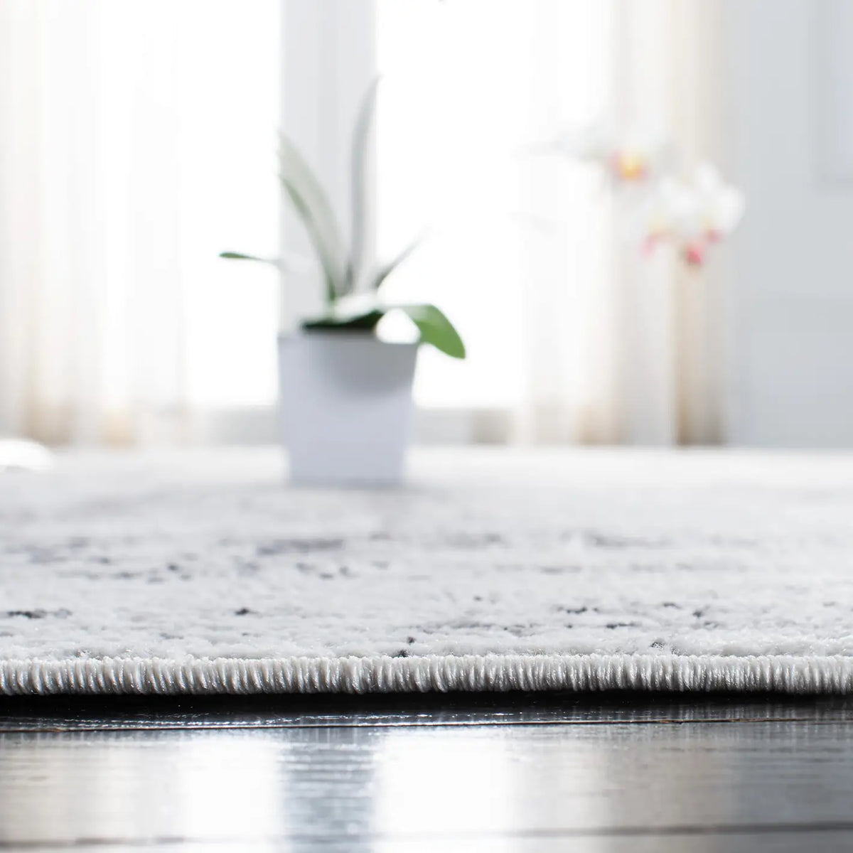 Safavieh Amelia 700 4'-0" x 6'-0" Rug in Ivory / Grey