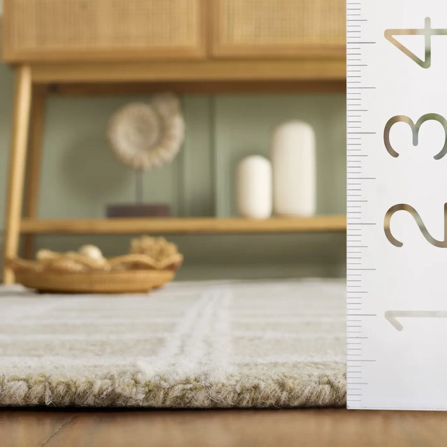Safavieh Pine 4'-0" x 6'-0" Rug in Sage / Ivory