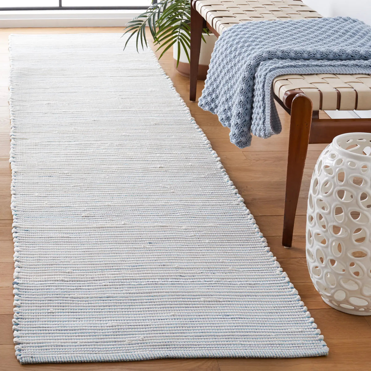 Safavieh Montauk 2'-3" x 9'-0" Rug in Turquoise / Ivory
