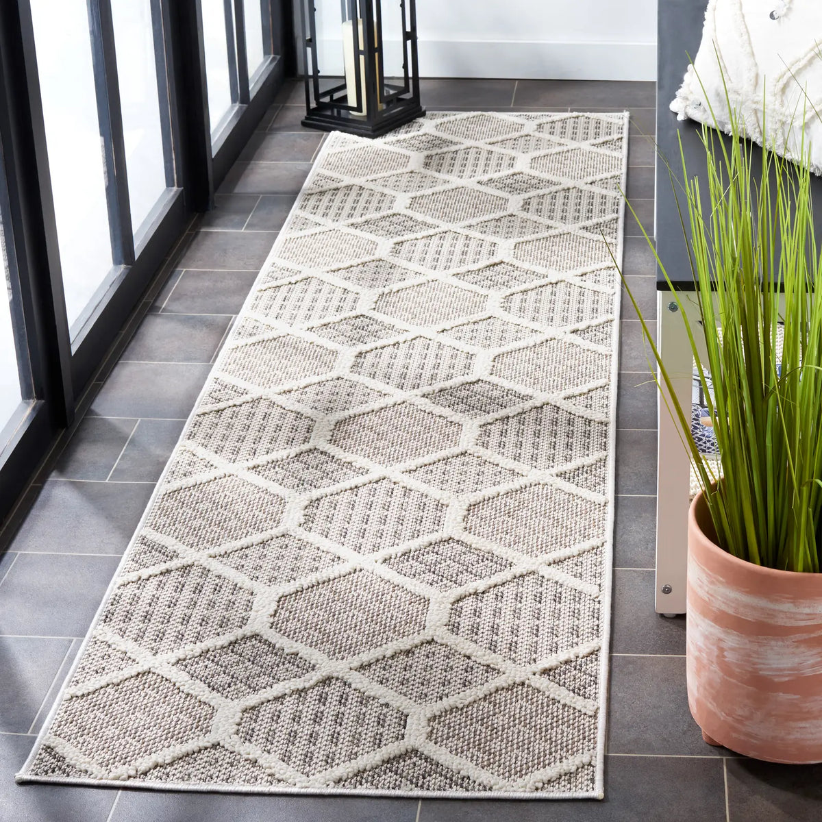Safavieh Global 2'-2" x 8'-0" Rug in Grey / Ivory