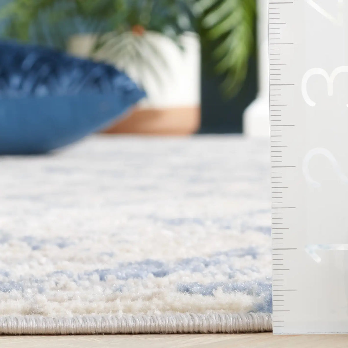 Safavieh Lagoon 4'-0" x 6'-0" Rug in Blue / Ivory