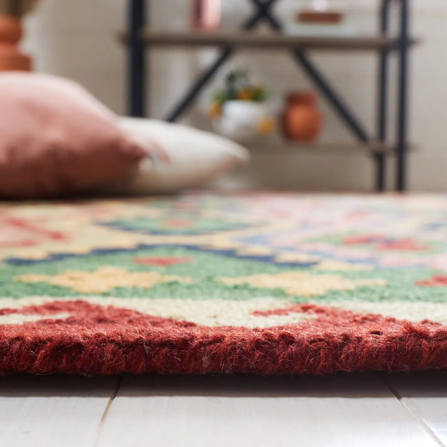 Safavieh Aspen 4'-0" x 6'-0" Rug in Red / Green