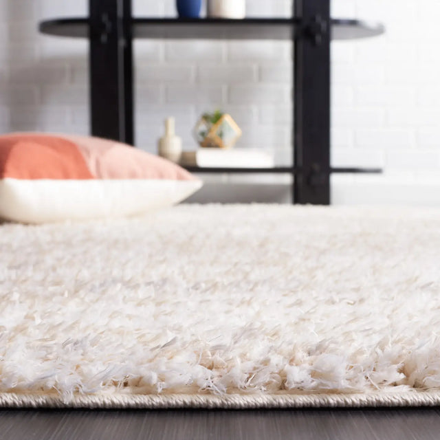 Safavieh Lindsay Shag 4'-0" x 6'-0" Rug in Beige / Ivory