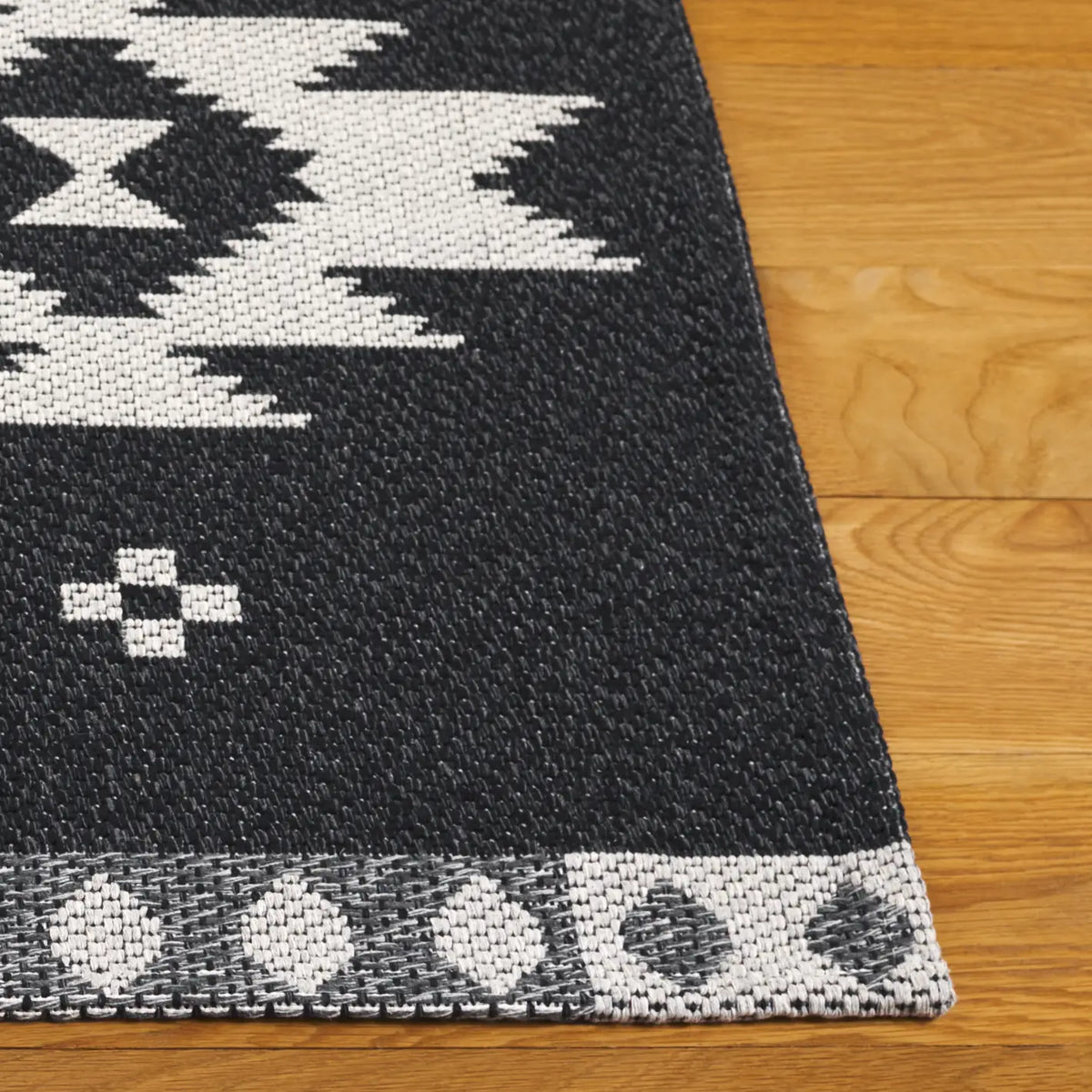Safavieh Augustine 5'-0" x 7'-7" Rug in Black / Light Grey