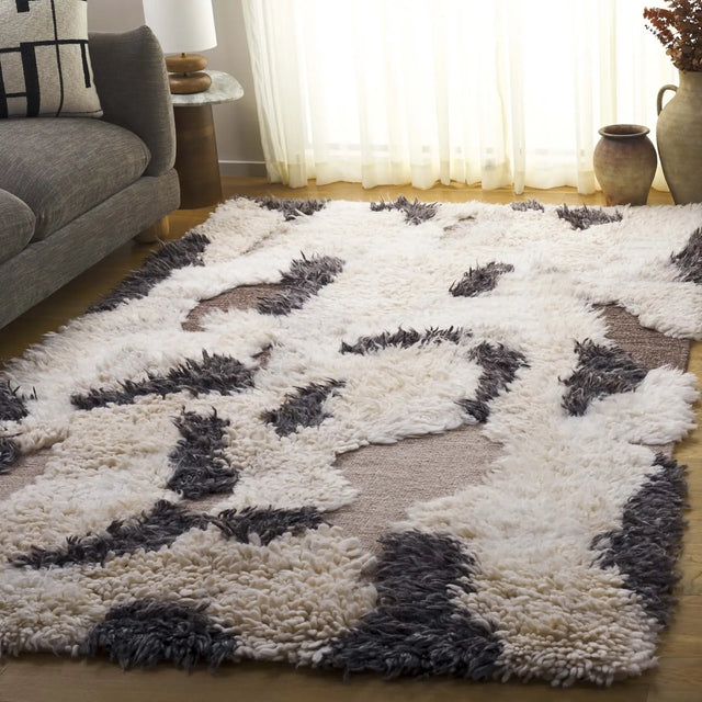 Safavieh Casablanca 4'-0" x 6'-0" Rug in Ivory / Grey