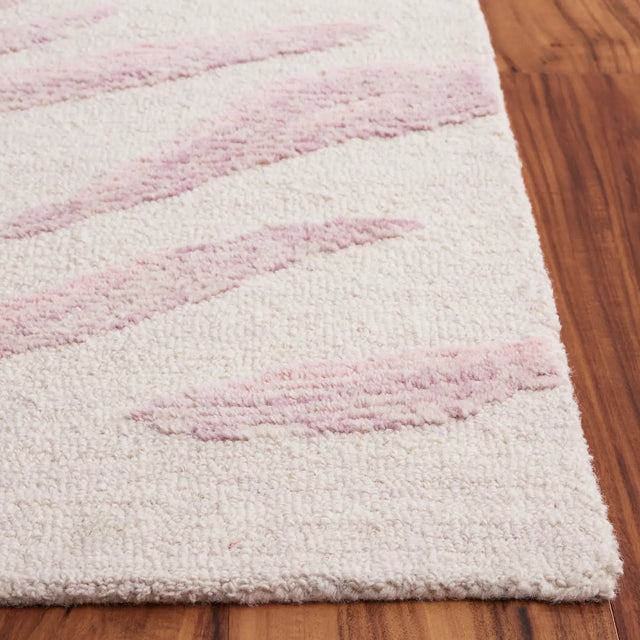 Safavieh Ebony 4'-0" x 6'-0" Rug in Pink / Ivory