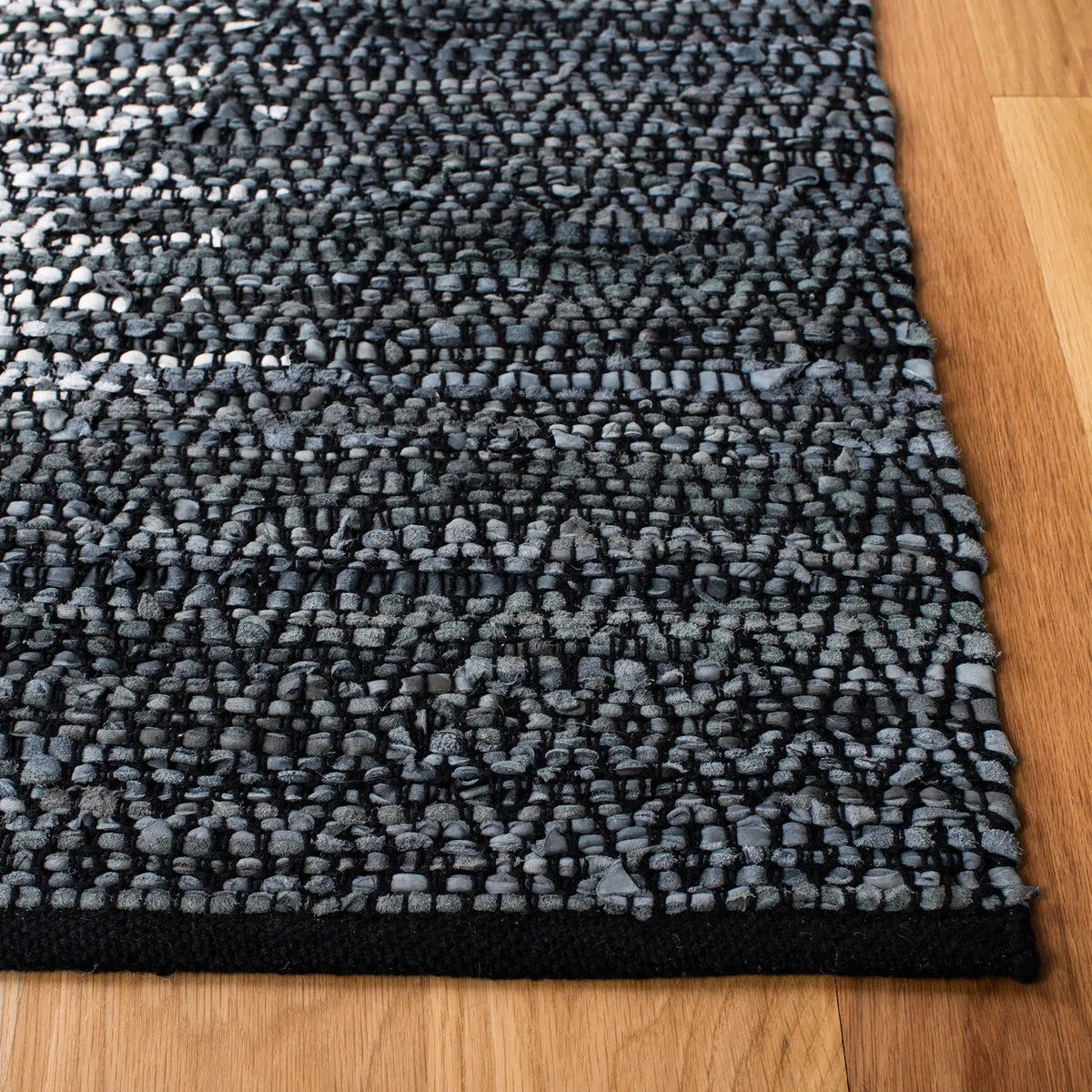 Safavieh Vintage Leather 4'-0" x 6'-0" Rug in Light Grey / Charcoal