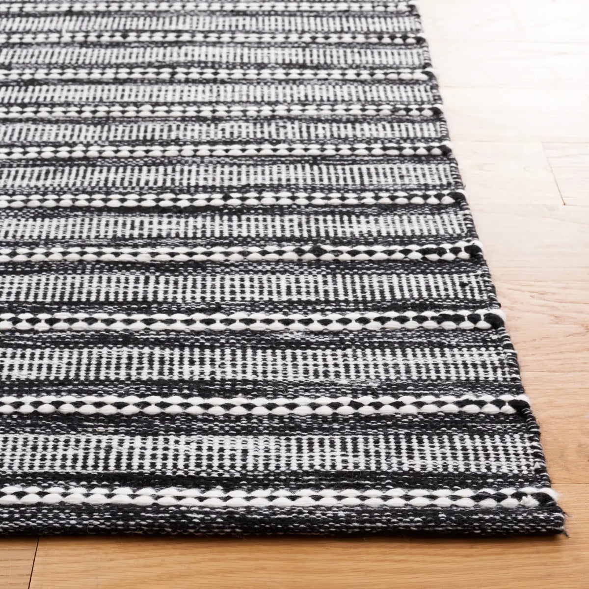 Safavieh Kilim 4'-0" x 6'-0" Rug in Black / Ivory