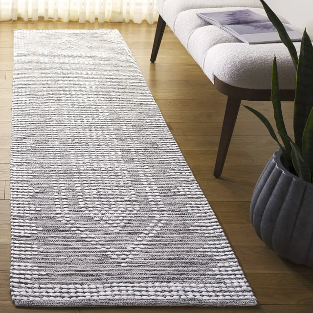 Safavieh Montauk 2'-3" x 8'-0" Rug in Black / Ivory