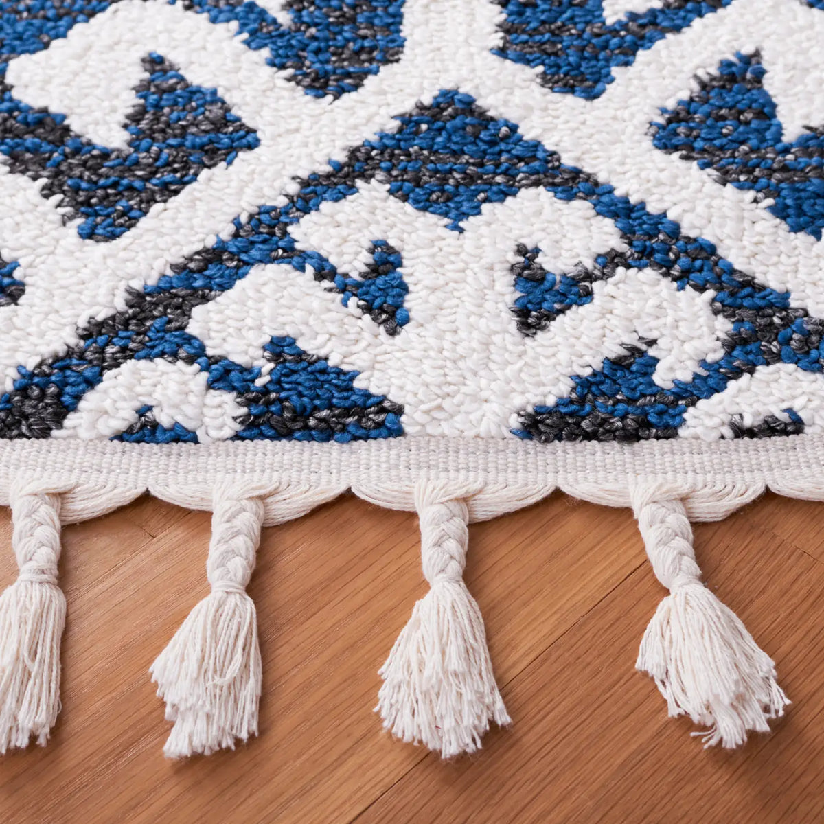 Safavieh Moroccan Tassel Shag 6'-7" x 6'-7" Rug in Navy / Ivory