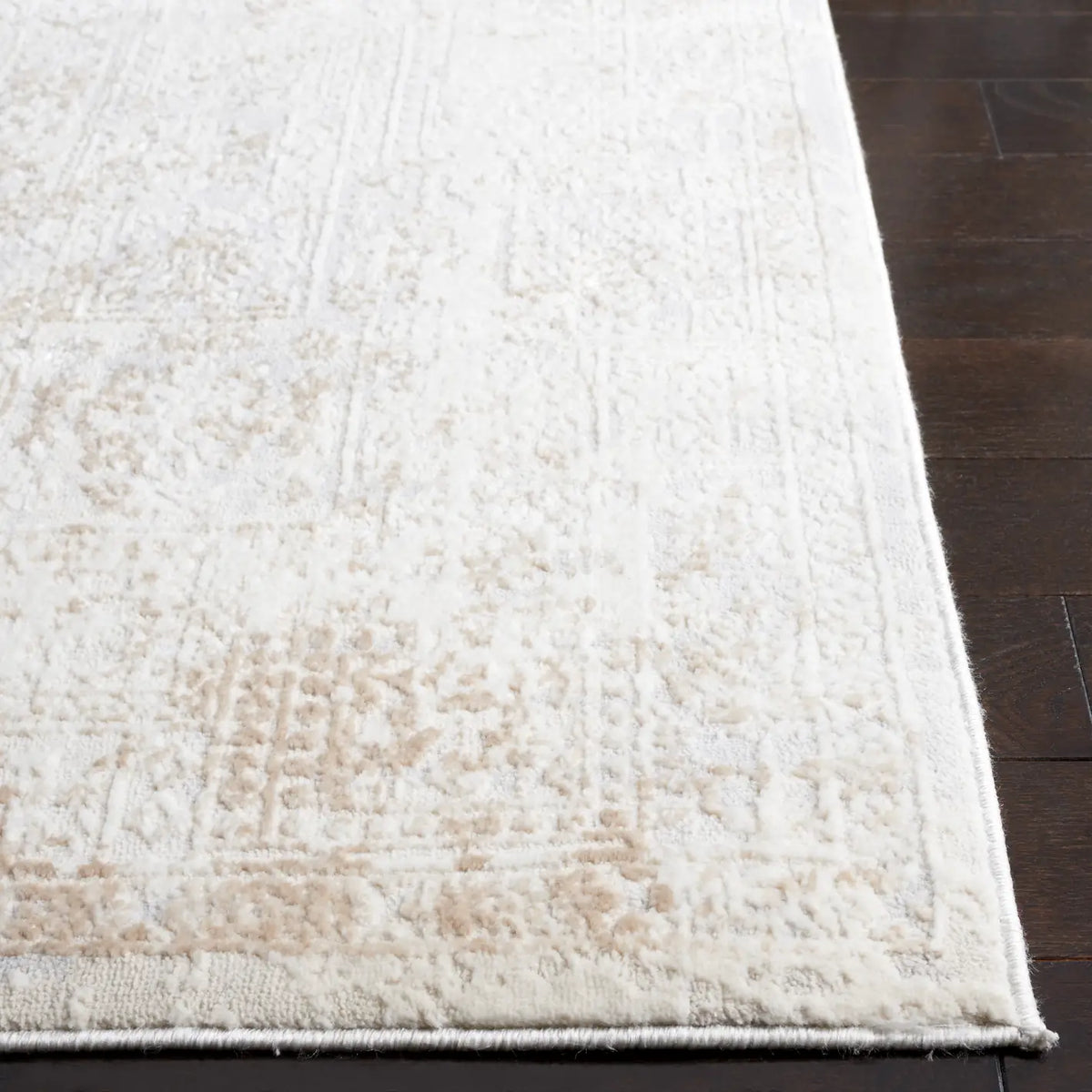Safavieh Hanna 4'-0" x 6'-0" Rug in Ivory Grey / Beige