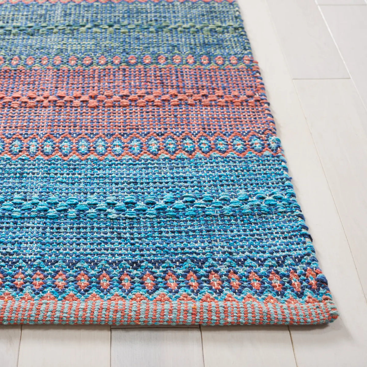Safavieh Montauk 4'-0" x 6'-0" Rug in Blue / Orange