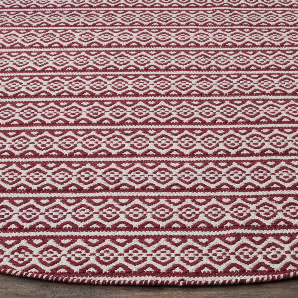 Safavieh Montauk 6'-0" x 6'-0" Rug in Ivory / Red