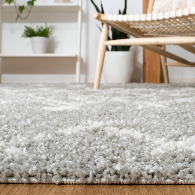 Safavieh Berber Shag 4'-0" x 6'-0" Rug in Light Grey / Cream