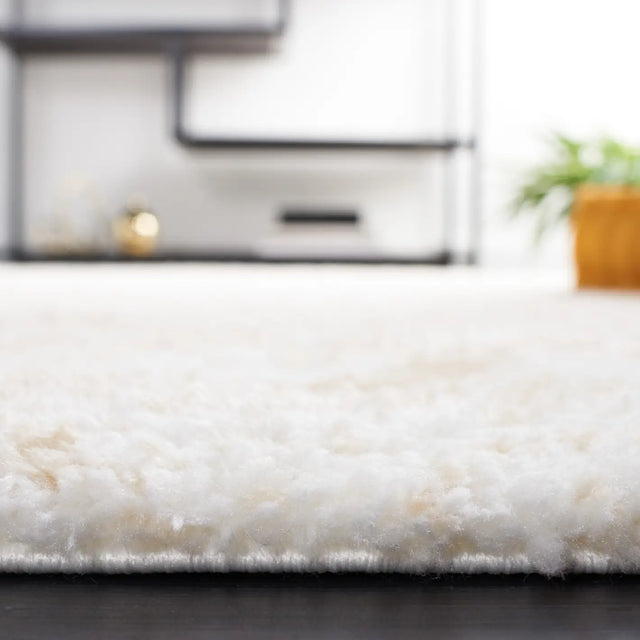 Safavieh Berber Shag 4'-5" x 6'-5" Rug in Ivory / Beige