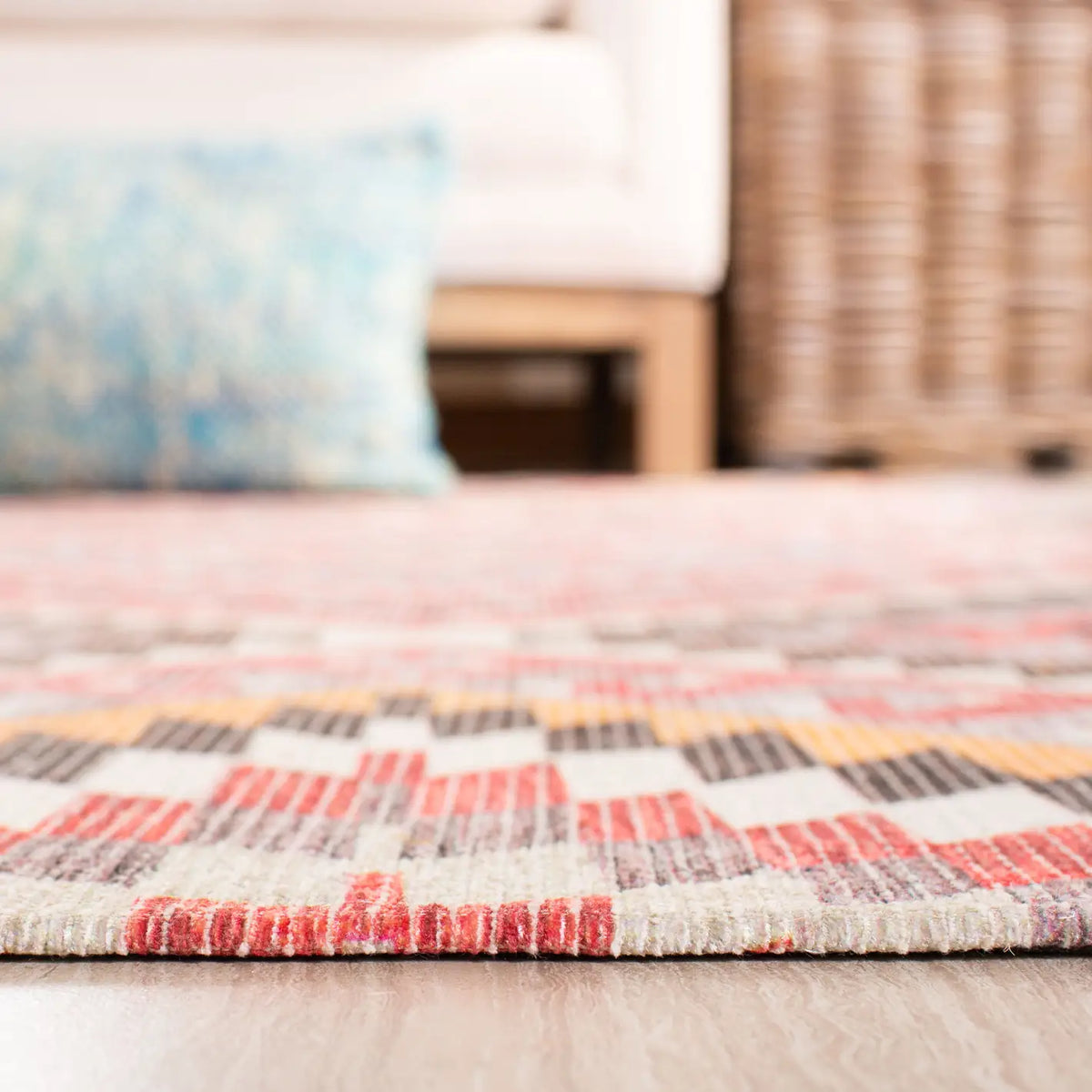 Safavieh Marbella 4'-0" x 6'-0" Rug in Red / Gold