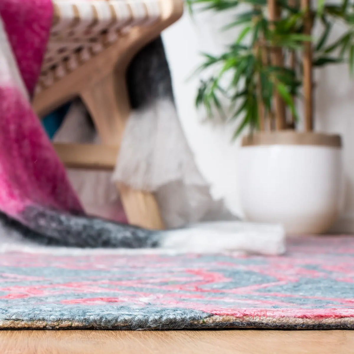Safavieh Sahara 4'-0" x 6'-0" Rug in Pink / Grey