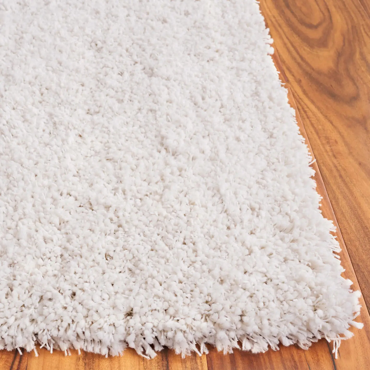 Safavieh Luxe Shag 4'-0" x 6'-0" Rug in White