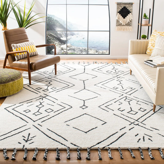 Safavieh Casablanca 8'-0" x 10'-0" Rug in Ivory / Black