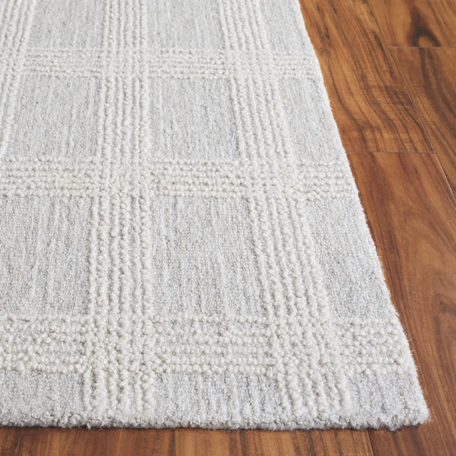 Safavieh Genre 4'-0" x 6'-0" Rug in Silver / Ivory