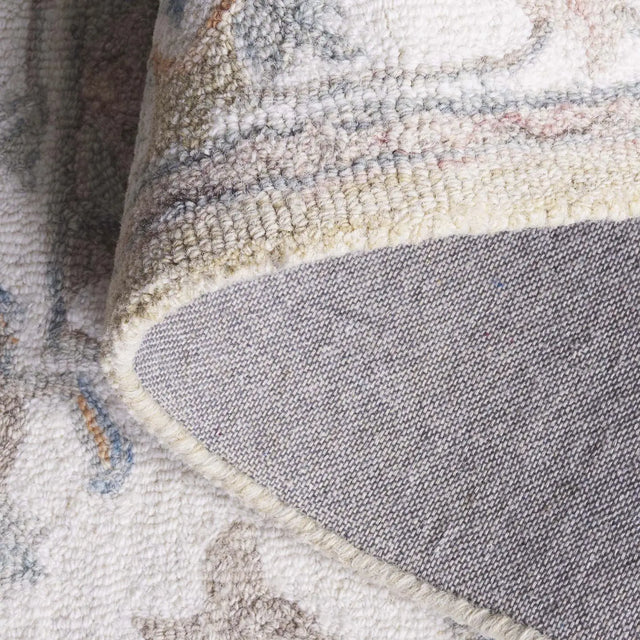 Safavieh Heritage 4'-0" x 6'-0" Rug in Beige / Ivory