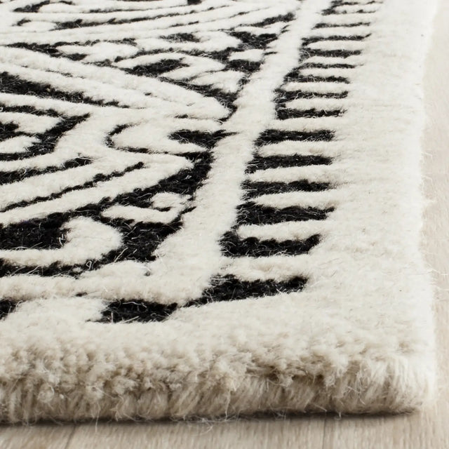 Safavieh Cambridge 5'-0" x 8'-0" Rug in Black / Ivory