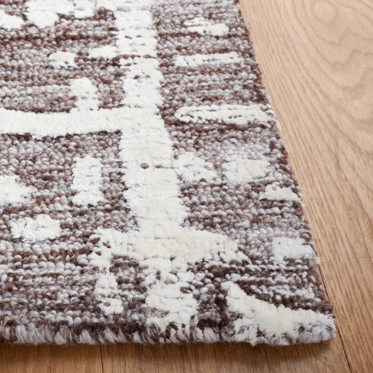 Safavieh Soho 5'-0" x 8'-0" Rug in Brown / Ivory