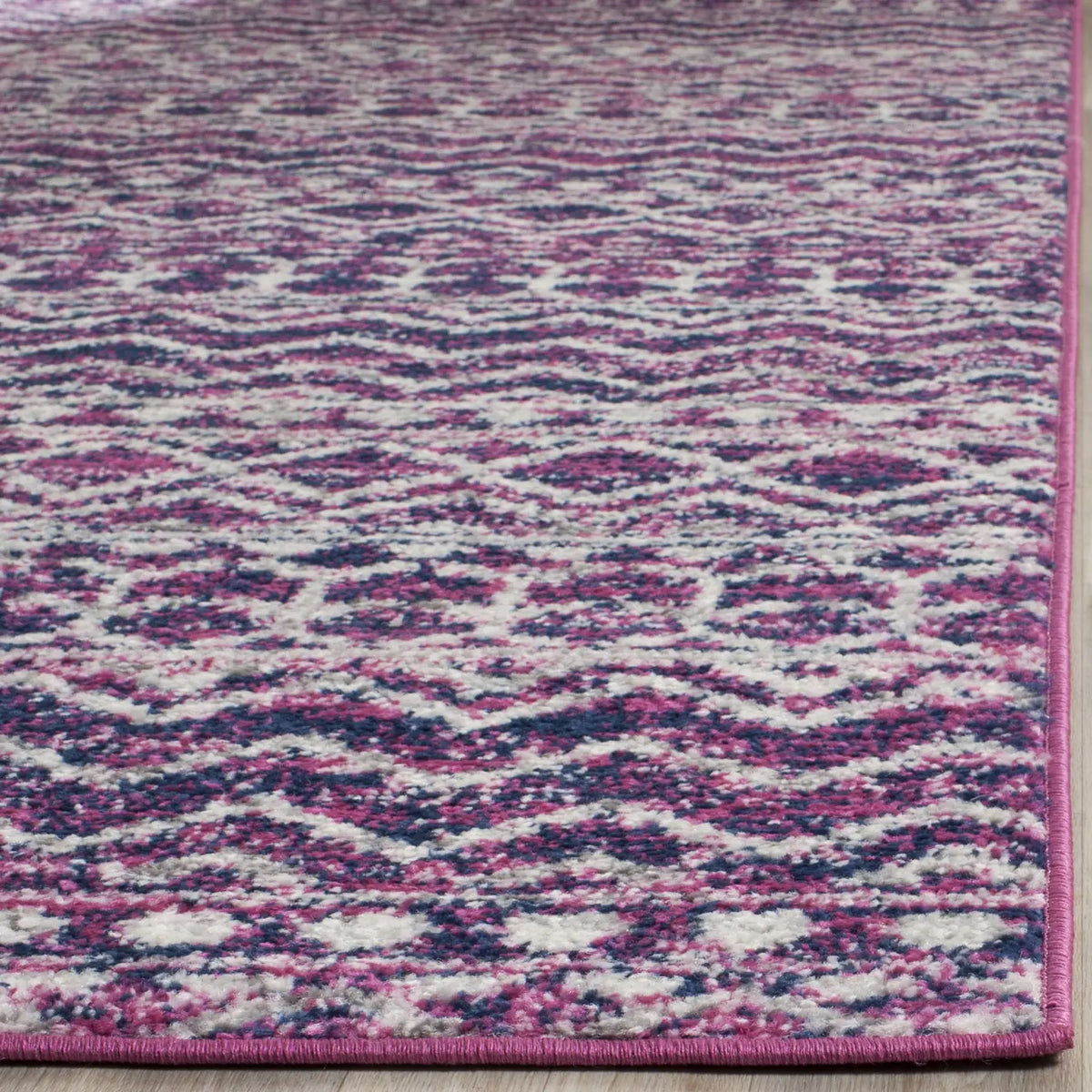Safavieh Madison 4'-0" x 6'-0" Rug in Fuchsia / Navy