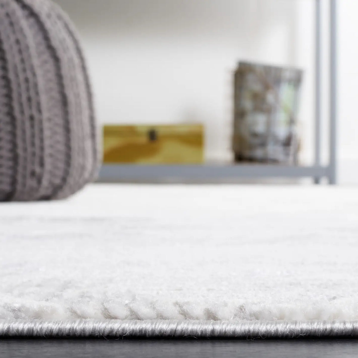 Safavieh Hanna 4'-0" x 6'-0" Rug in Ivory / Light Grey