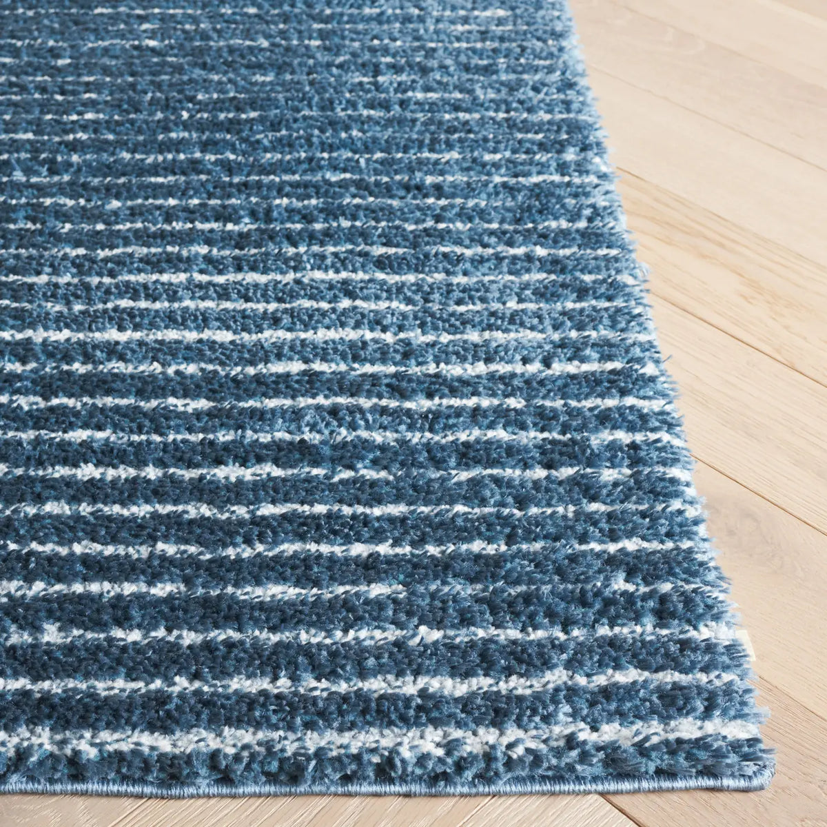 Safavieh Penelope Shag 4'-0" x 6'-0" Rug in Navy / Ivory