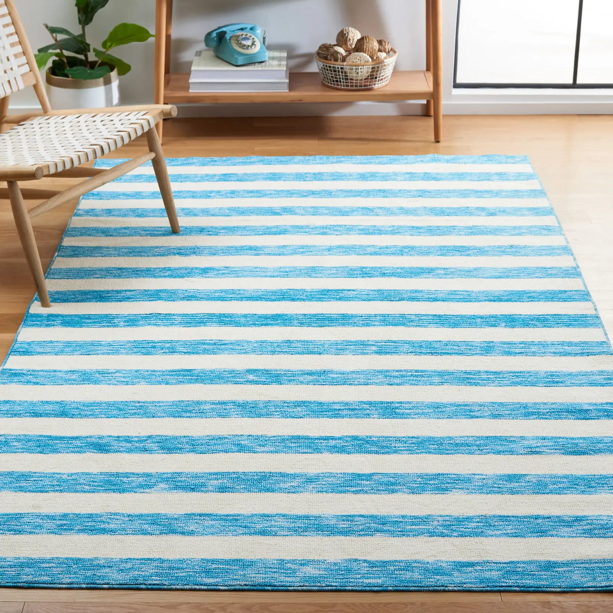 Safavieh Easy Care 4'-0" x 6'-0" Rug in Blue / Ivory